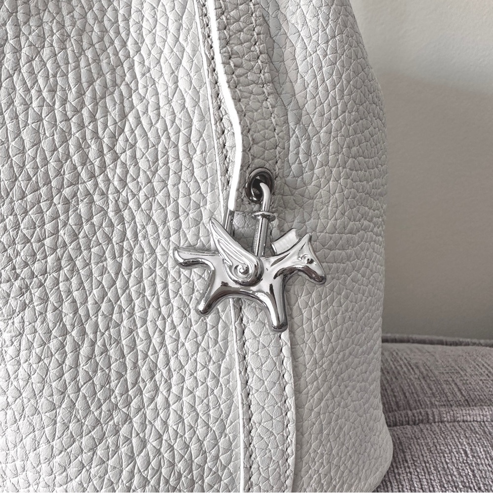 Elegant off White Leather Bucket Tote Bag with silver horse charm - Picture 3 of 13